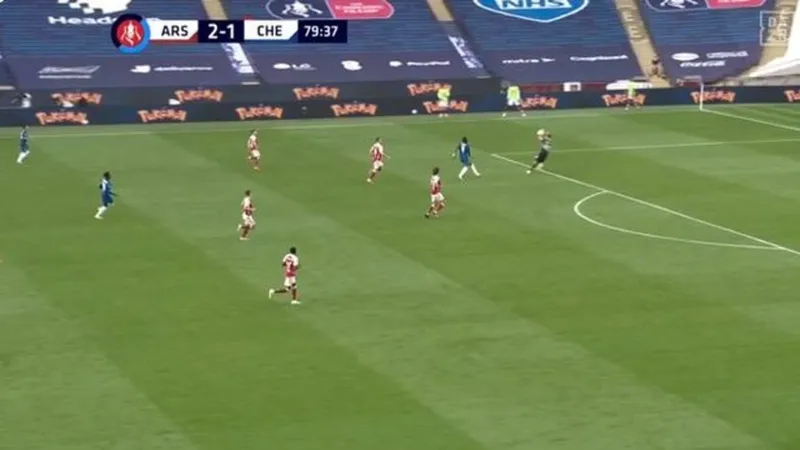 Lỗi Chạm Bóng Ngoài Vòng Cấm Là Gì? Luật, Ví Dụ Và Mẹo Hay