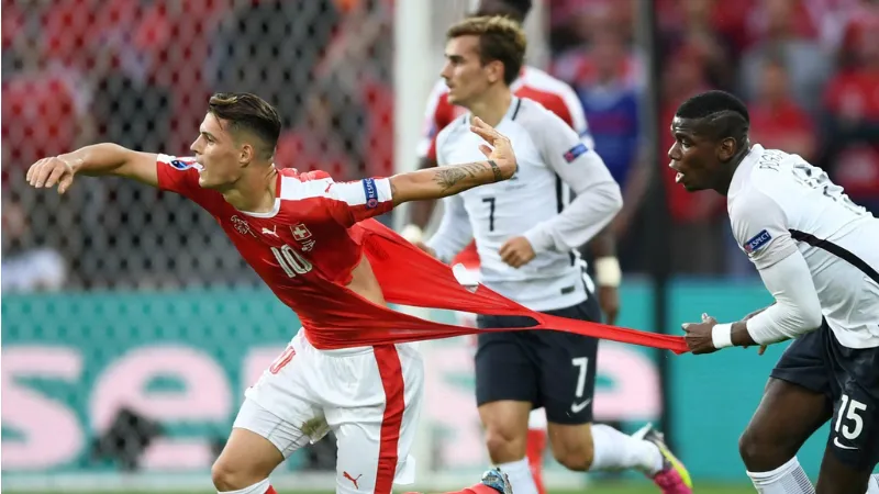 Chiến thuật và tâm lý quanh hành vi kéo áo