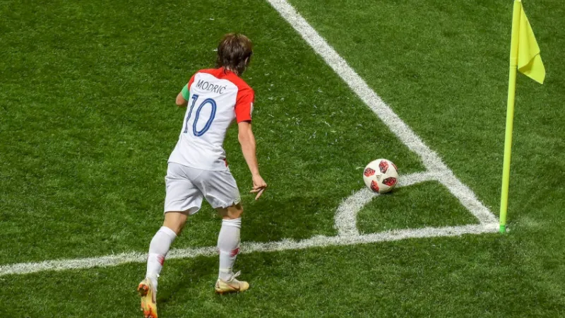 Khái niệm và lợi thế chiến thuật phạt góc ngắn