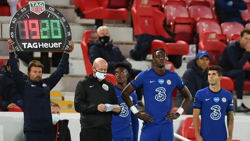 Chiến lược dùng quyền thay cầu thủ để tạo lợi thế